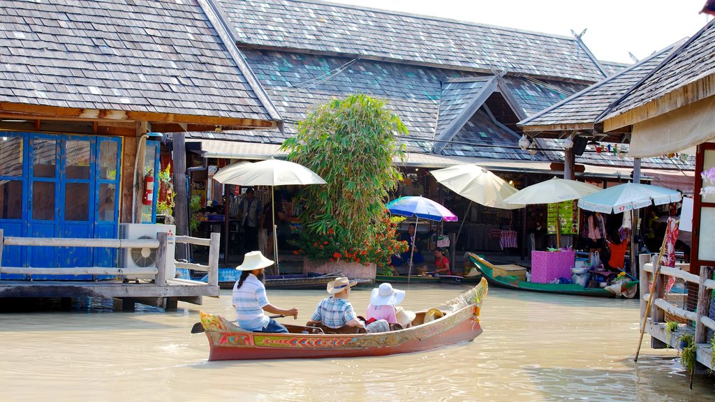 Mercado Flotante de Pattaya ofreciendo mercados, shopping y kayaks o canoas