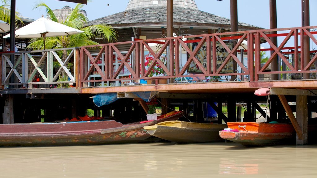 Pattaya Floating Market mostrando um rio ou córrego e mercados