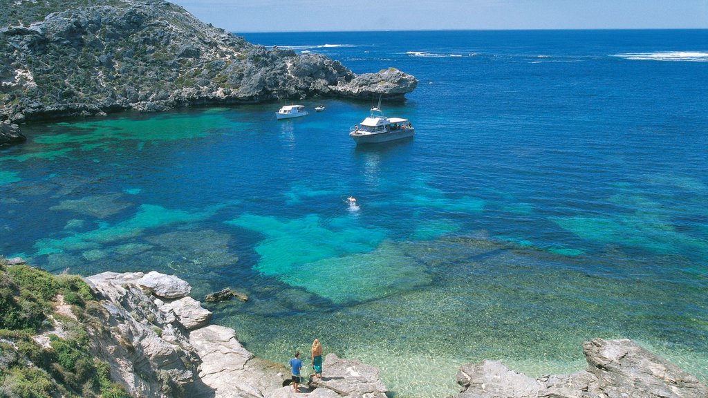 Isla Rottnest ofreciendo una bahía o puerto, costa rocosa y paseos en lancha