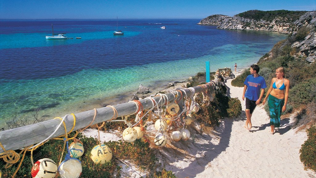 Isla Rottnest que incluye costa rocosa, una bahía o puerto y escenas tropicales