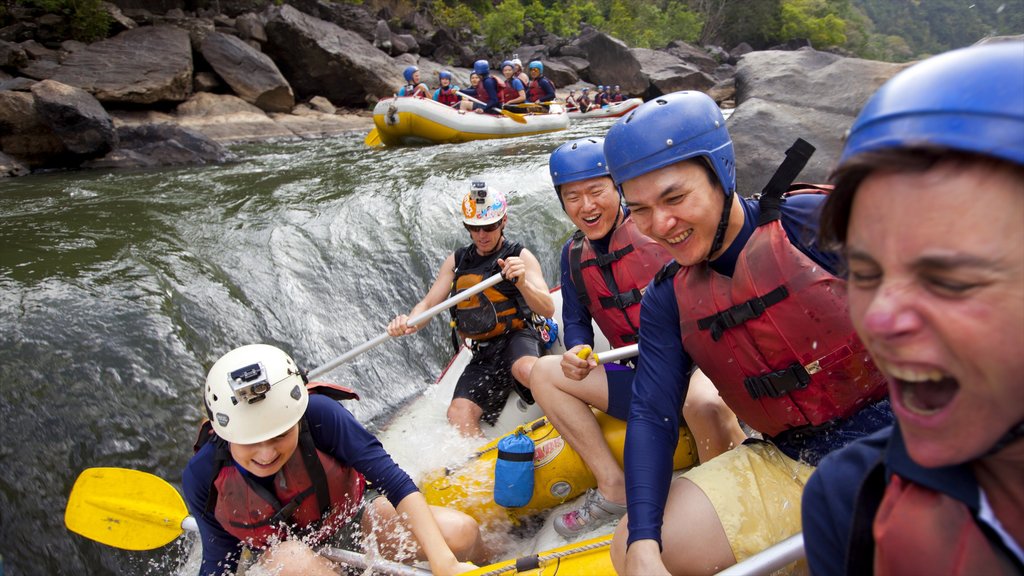 Parque Nacional Barron Gorge que incluye rápidos y rafting y también un pequeño grupo de personas