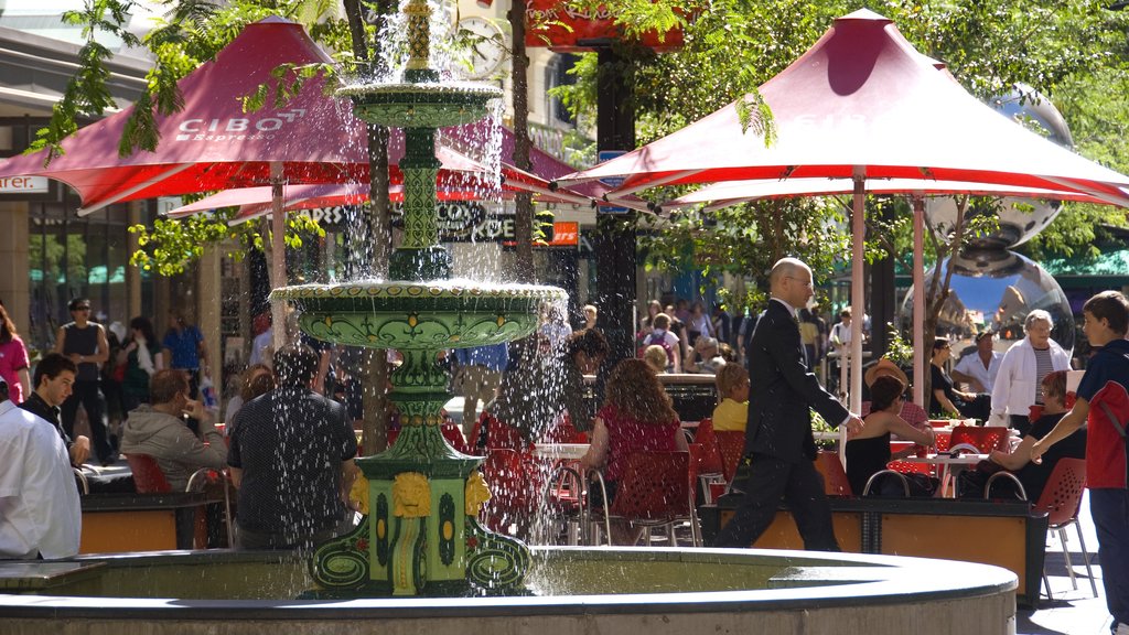 Rundle Mall que incluye escenas de café, comer al aire libre y una fuente