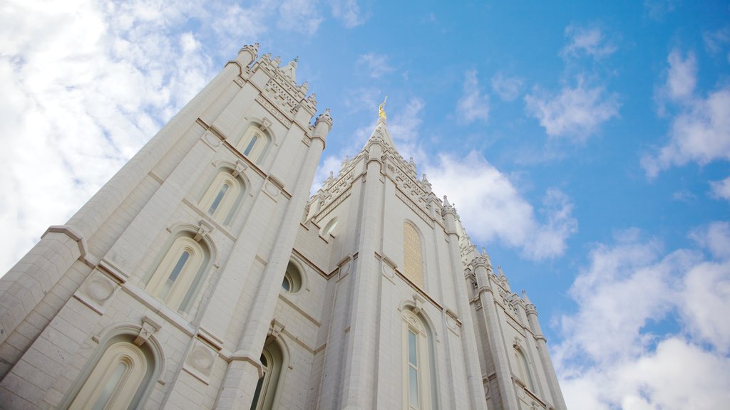 Salt Lake Temple mostrando patrimonio de arquitectura y un templo o lugar de culto