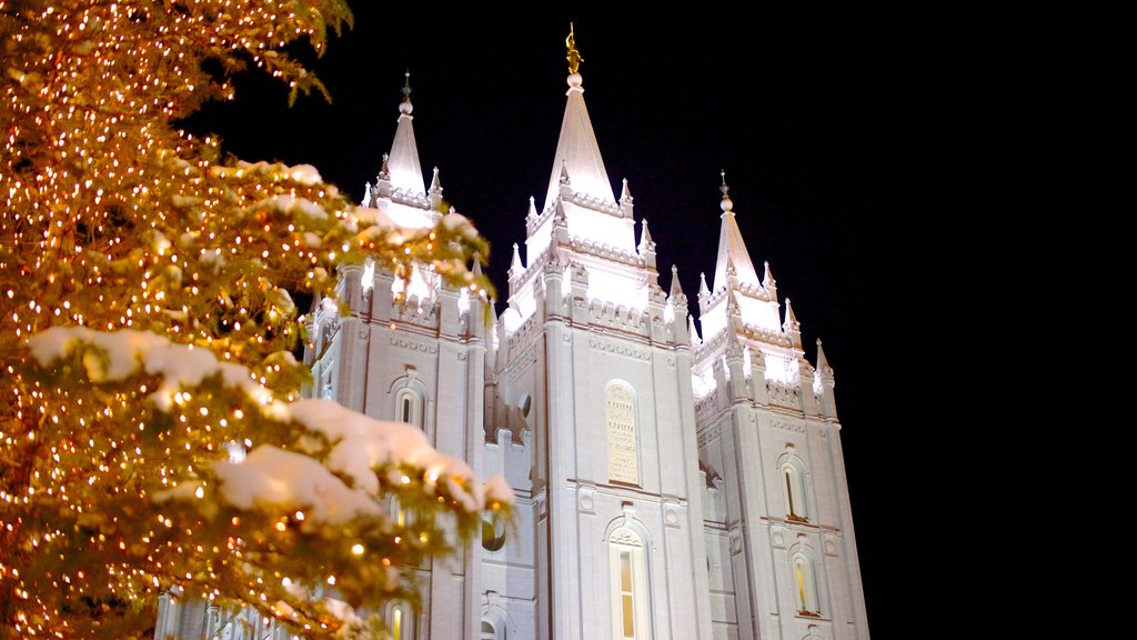 Salt Lake Temple que incluye escenas de noche, una ciudad y aspectos religiosos