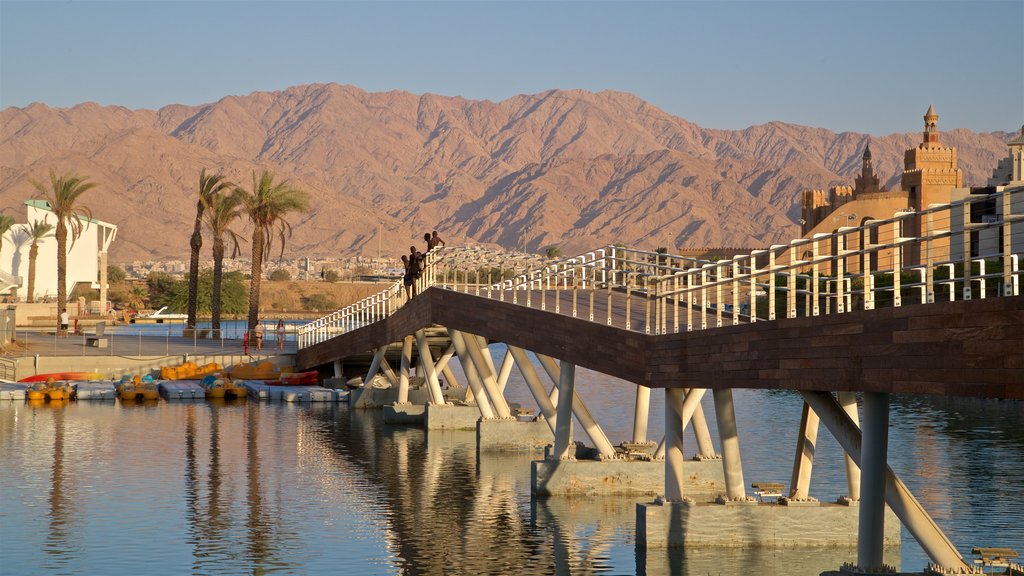 Puerto de Eilat mostrando montañas, un río o arroyo y un puente