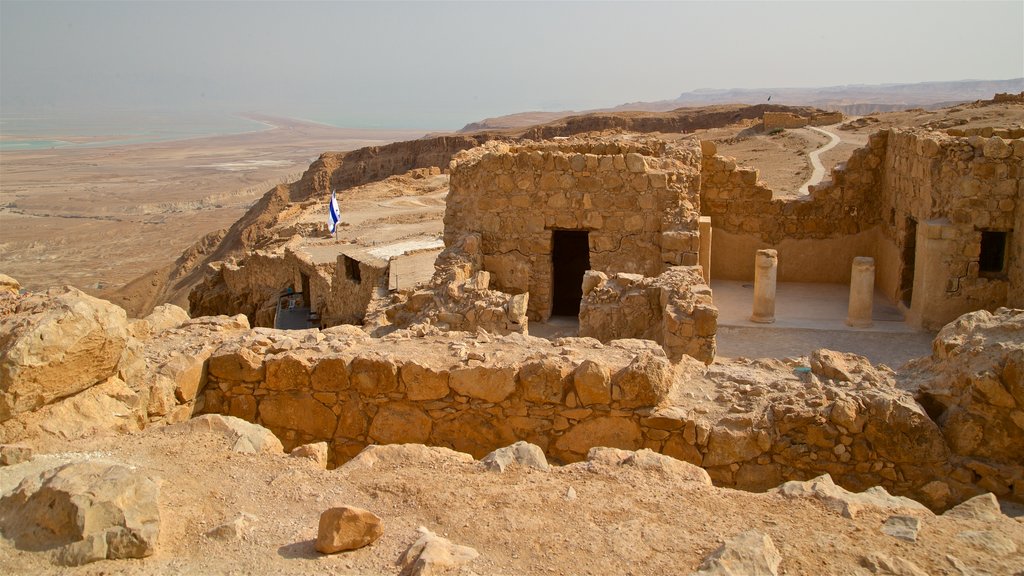 Parc national de Massada mettant en vedette éléments du patrimoine, vues du désert et édifice en ruine