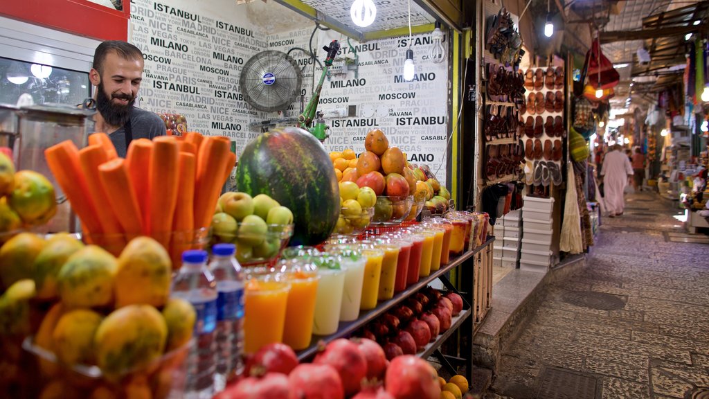 Mercado Mahane Yehuda mostrando comida y también un hombre