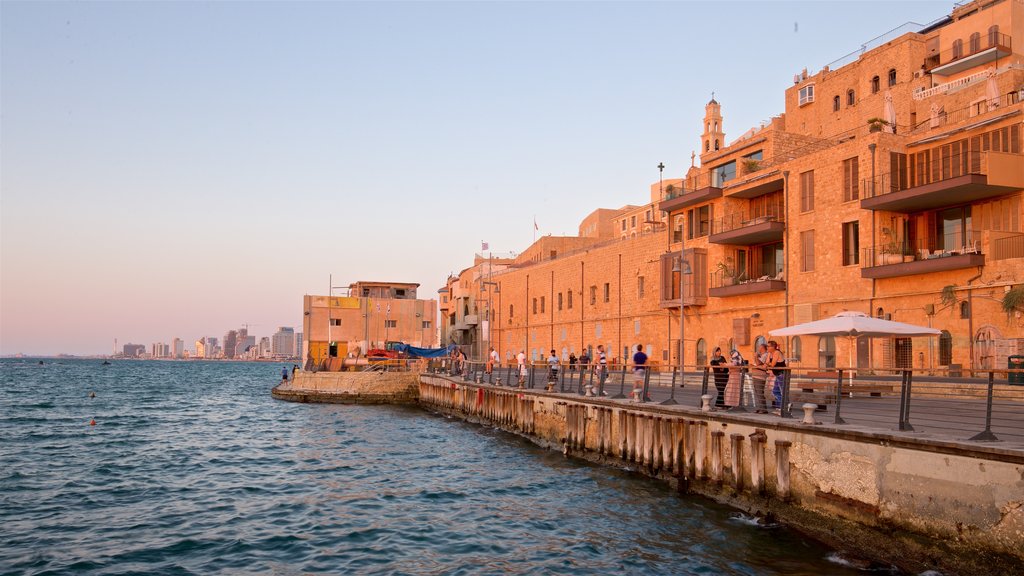 Puerto de Jaffa mostrando vistas generales de la costa, una puesta de sol y una ciudad costera