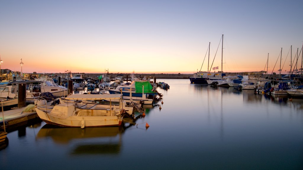 Porto de Jaffa que inclui uma baía ou porto e um pôr do sol