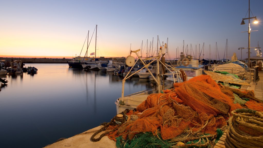 Puerto de Jaffa que incluye un atardecer y una bahía o un puerto