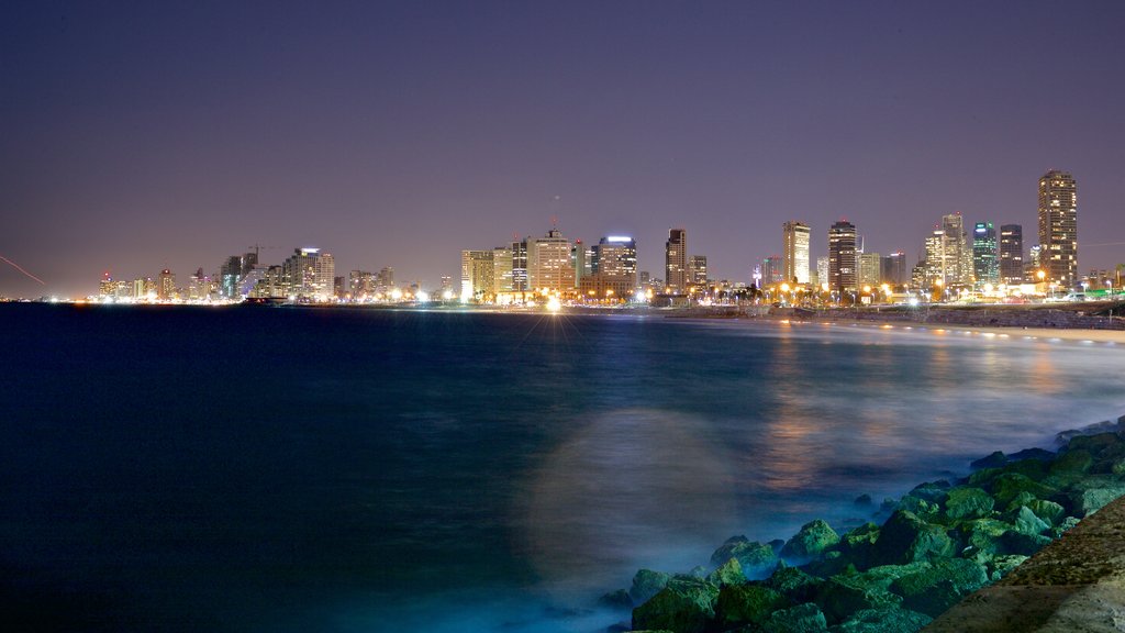 Porto de Jaffa que inclui paisagem, uma cidade litorânea e cenas noturnas