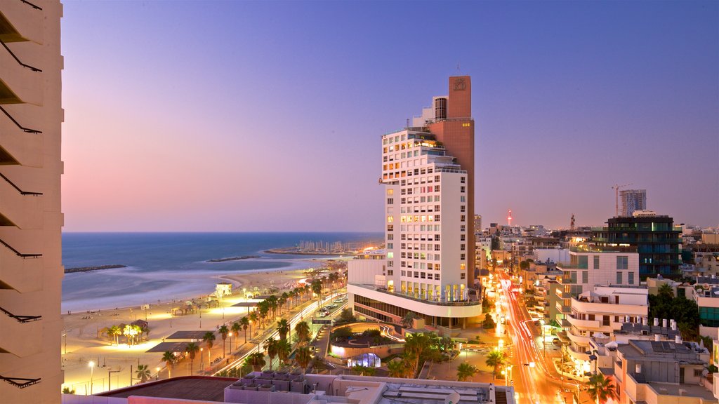 Playa Frishman ofreciendo una ciudad costera, una ciudad y vistas de paisajes