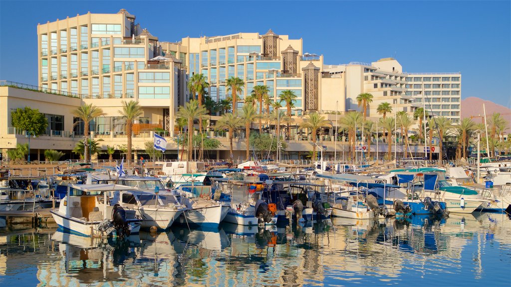 Jachthaven van Eilat bevat een baai of haven en een luxueus hotel of resort