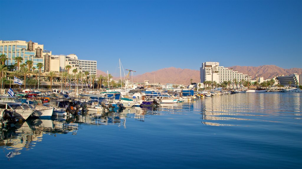 Jachthaven van Eilat toont een baai of haven en een luxueus hotel of resort