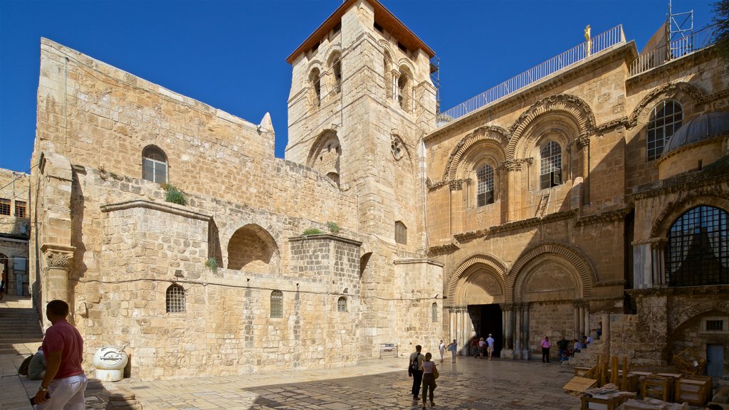 Iglesia del Santo Sepulcro ofreciendo patrimonio de arquitectura y también una pareja