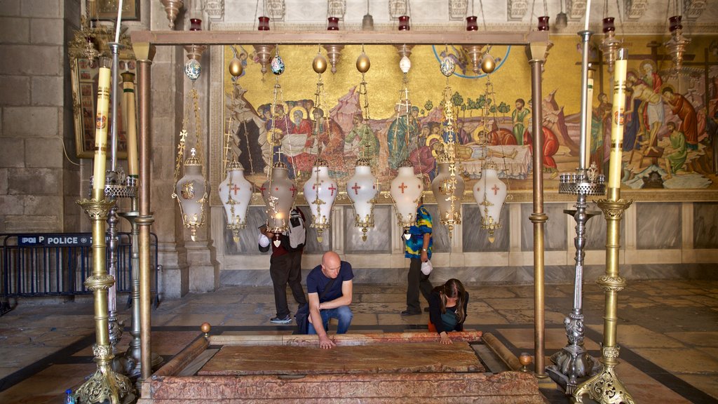 Iglesia del Santo Sepulcro que incluye vista interna y elementos patrimoniales y también una pareja