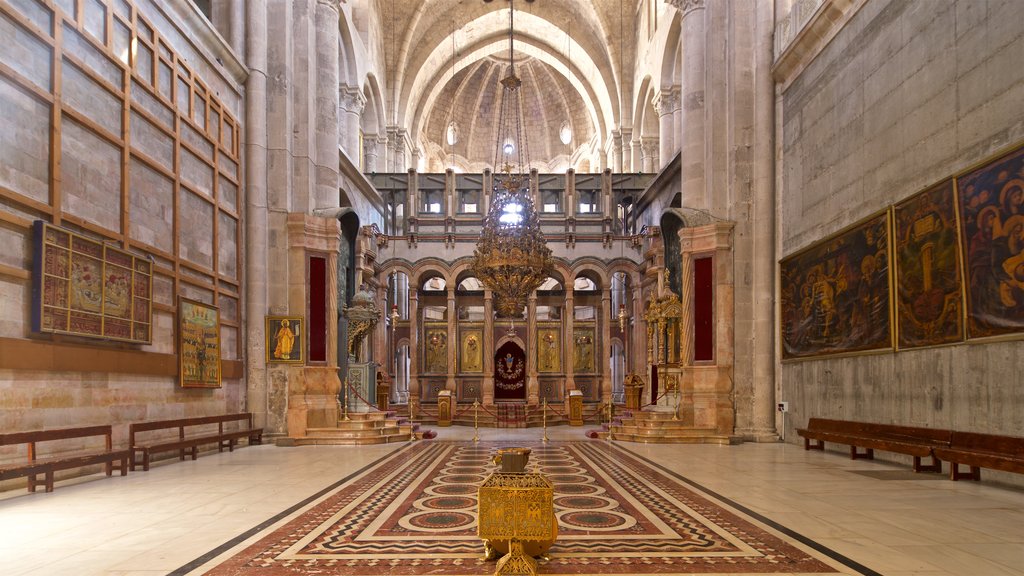 Iglesia del Santo Sepulcro mostrando vistas interiores, una iglesia o catedral y elementos del patrimonio