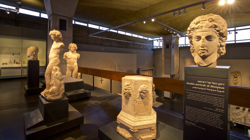 Museo de Israel ofreciendo vistas interiores y una estatua o escultura