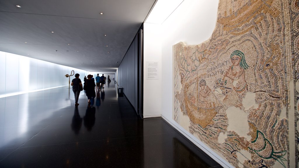 Musée d\'Israël montrant art et vues intérieures aussi bien que petit groupe de personnes