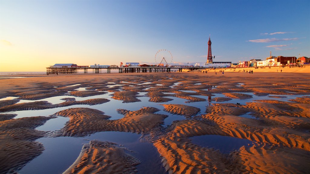 Central Beach toont algemene kustgezichten, een zandstrand en een zonsondergang