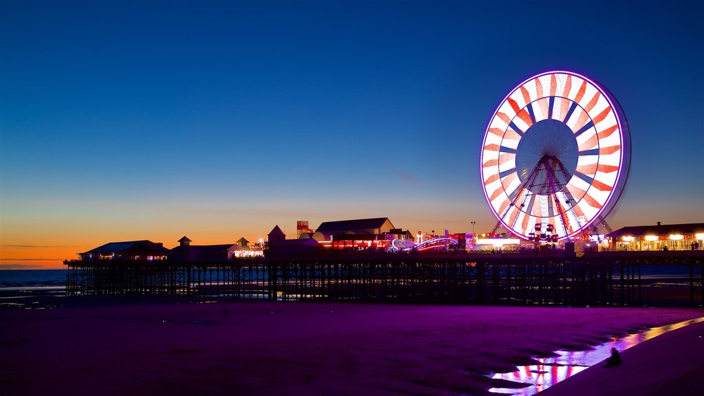 Blackpool Central Pier mettant en vedette vues littorales et scènes de nuit