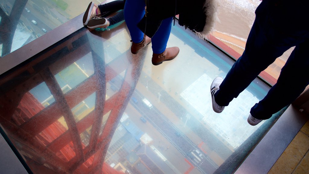 Blackpool Tower ofreciendo vistas y también una pareja