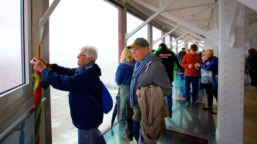 Blackpool Tower que incluye vista y también un pequeño grupo de personas