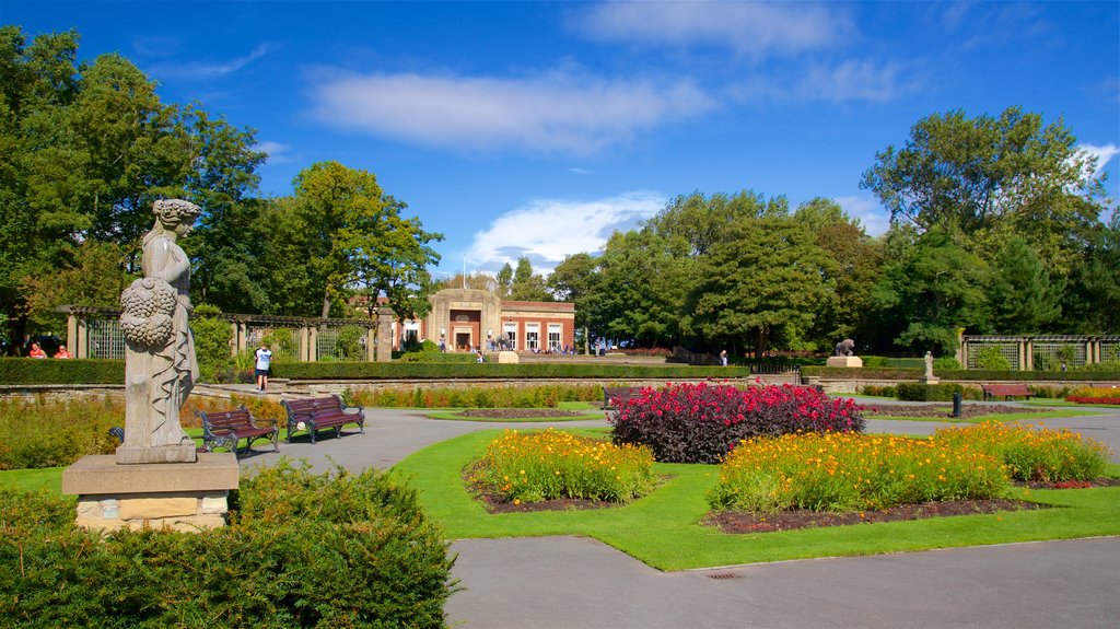 Stanley Park que incluye flores silvestres, un parque y una estatua o escultura