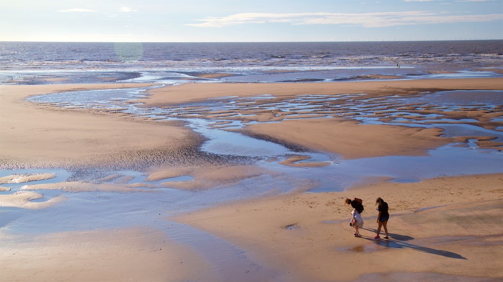 Blackpool North Shore Beach ofreciendo una playa y vistas generales de la costa y también una pareja