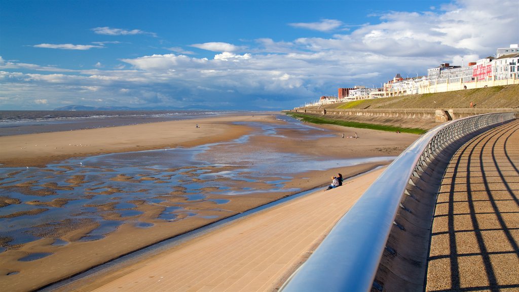 Blackpool North Shore Beach ofreciendo una playa de arena, vistas generales de la costa y una ciudad costera