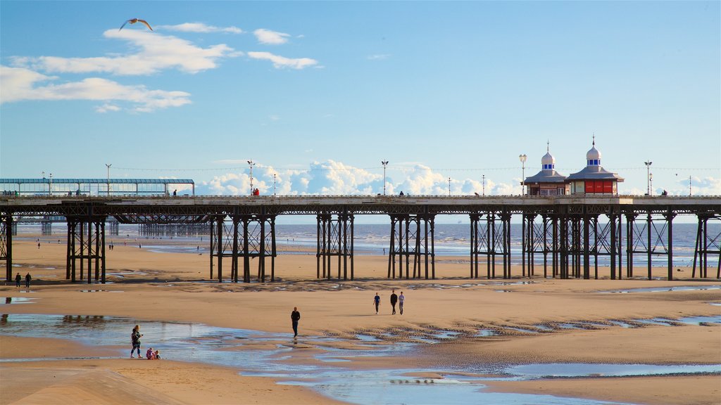 North Pier ofreciendo una playa de arena y vista general a la costa y también un pequeño grupo de personas