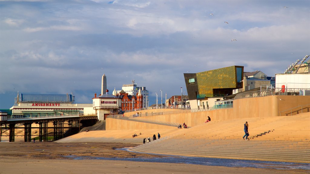 Playa de Blackpool mostrando una playa de arena, vista general a la costa y una ciudad costera