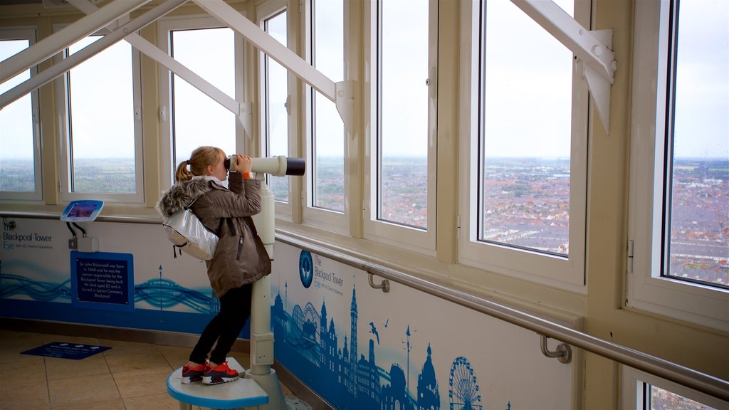 Blackpool Tower som viser interiør og udsigt såvel som et barn