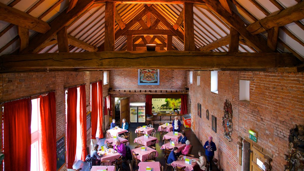 Arley Hall mostrando jantar fora e vistas internas assim como um pequeno grupo de pessoas