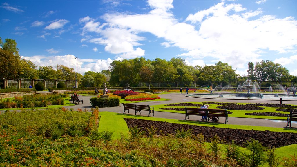 Stanley Park que incluye una fuente, un jardín y flores silvestres