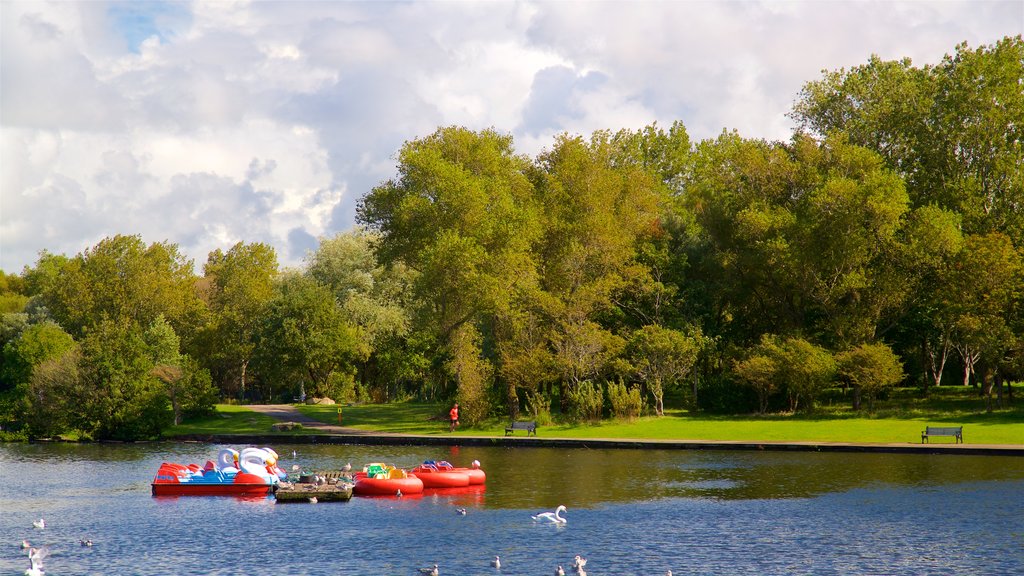 Stanley Park toont een meer of poel en een park