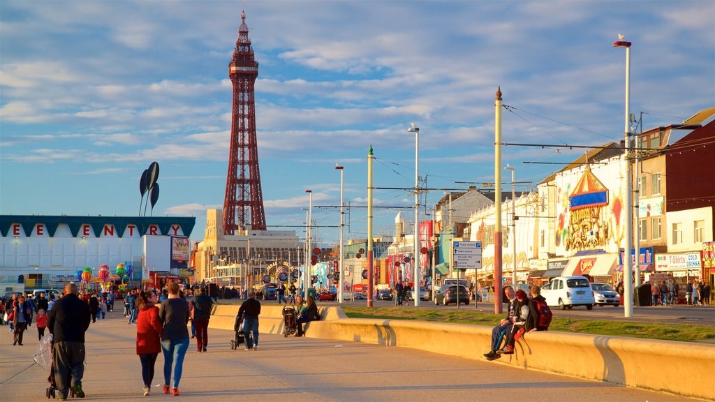 Blackpool Tower assim como um pequeno grupo de pessoas