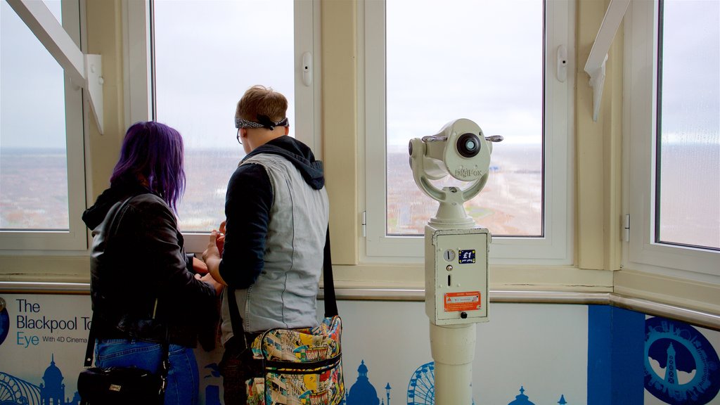 Blackpool Tower som omfatter udsigt og interiør såvel som et par