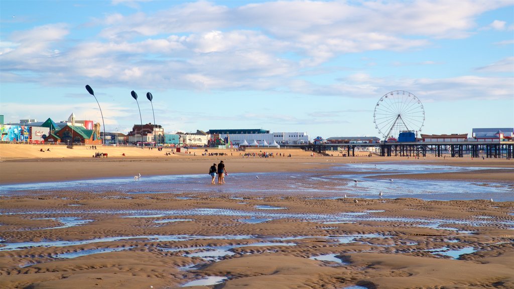 Blackpool Beach som inkluderer kyst og sandstrand i tillegg til par