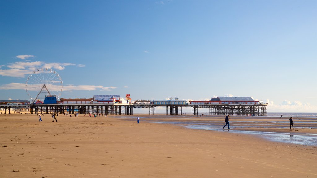 Playa de Blackpool ofreciendo una playa y vistas generales de la costa y también un pequeño grupo de personas