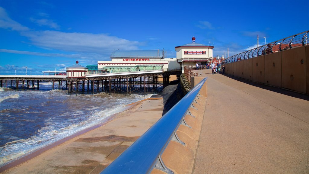 North Pier que incluye vistas generales de la costa