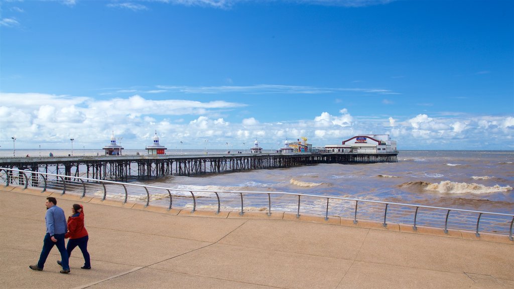 North Pier qui includes paysages côtiers aussi bien que un couple