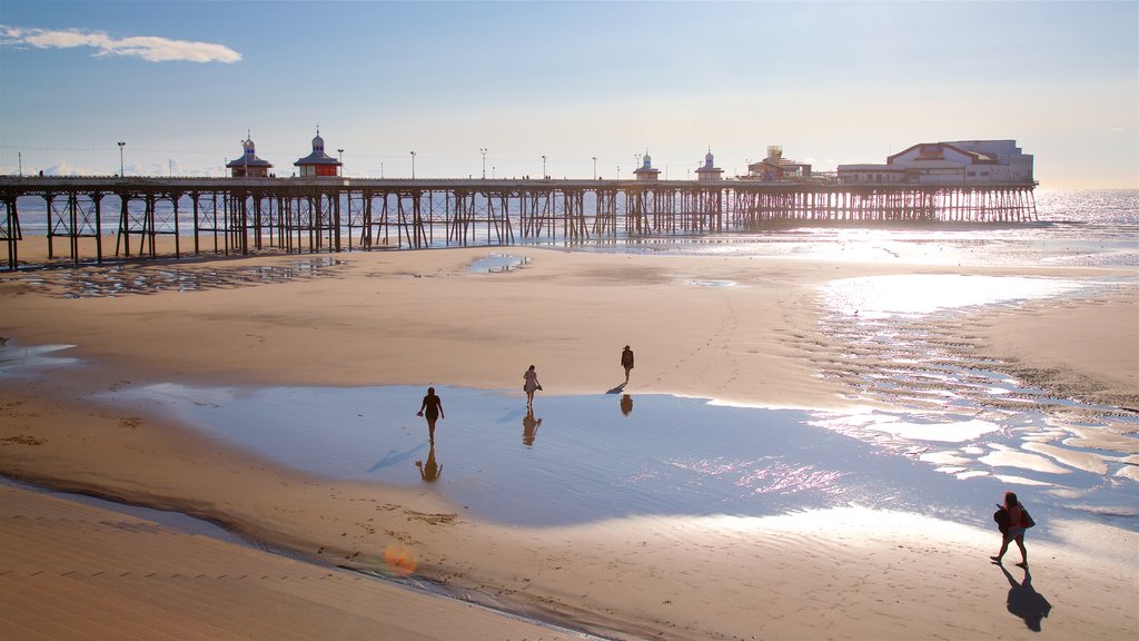 North Pier que inclui paisagens litorâneas, um pôr do sol e uma praia de areia