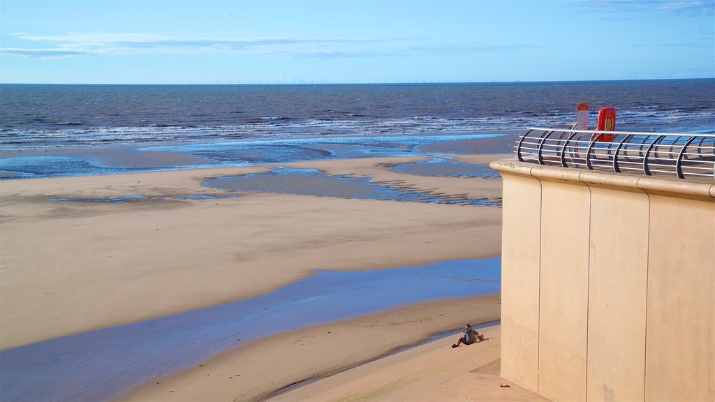 Blackpool North Shore Beach som inkluderer landskap, kyst og sandstrand