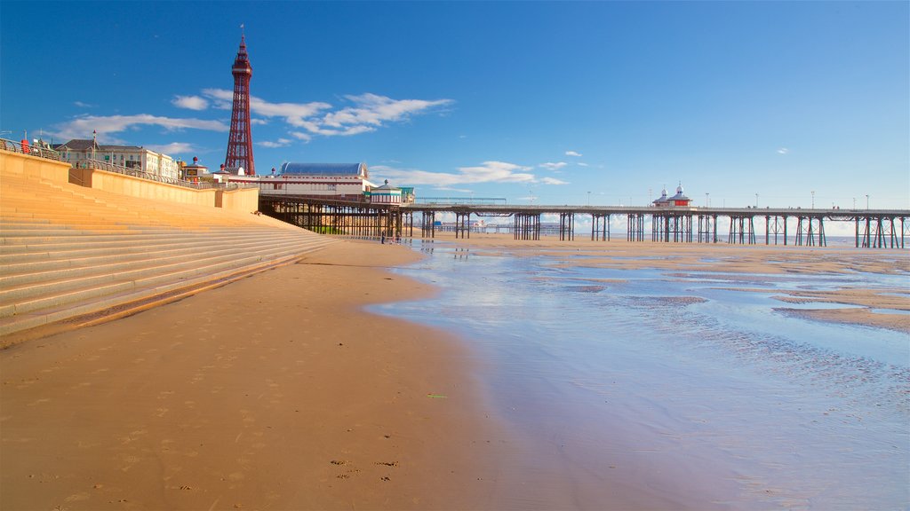 Blackpool North Shore Beach som viser en kystby, en strand og udsigt over kystområde