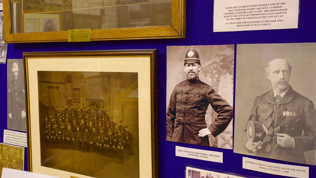 Museum of Policing in Cheshire フィーチャー ミリタリー アイテム と 屋内の眺め