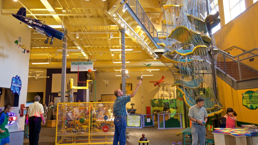 Wonderlab Wetenschapsmuseum bevat interieur en ook een klein groepje mensen