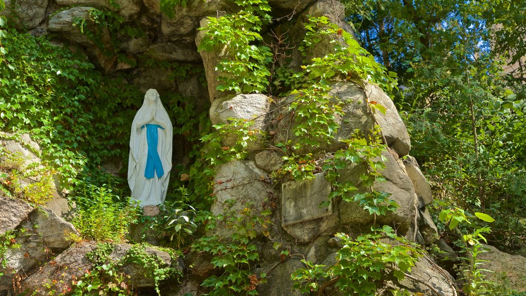 Grotto of Our Lady of Lourdes featuring uskonnolliset kohteet, patsas tai veistos ja puutarha