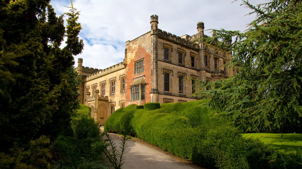 Elvaston Castle mostrando arquitetura de patrimônio e um pequeno castelo ou palácio