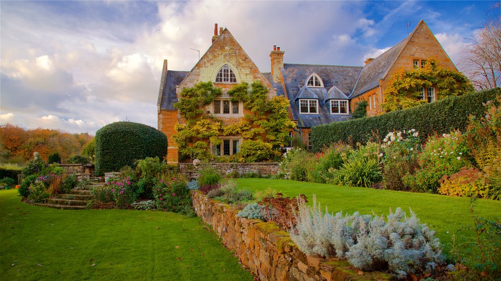 Coton Manor Gardens que incluye una casa, flores silvestres y un jardín